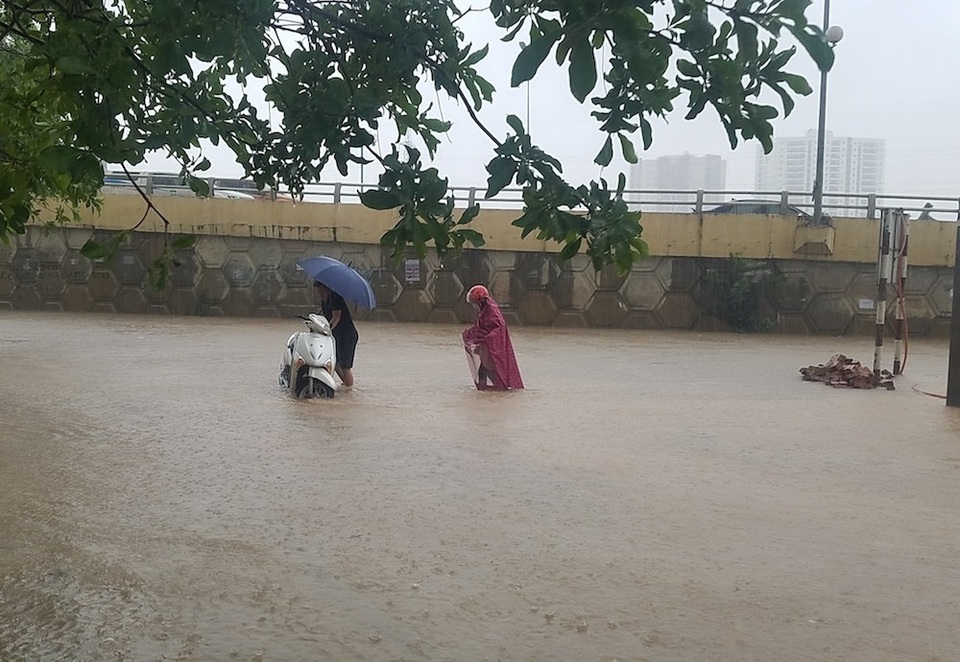 Hà Nội: Ô tô, xe máy "chết đứng" nhìn nước ngập - 5
Một người đi xe máy bị ngã giữa đoạn ngập.