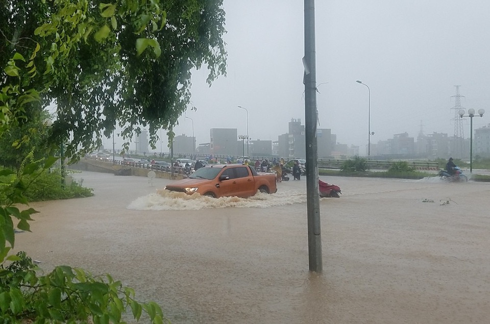 Hà Nội: Ô tô, xe máy "chết đứng" nhìn nước ngập - 7
Chỉ có những chiếc xe gần cao mới có thể di chuyển qua đoạn ngập sâu.