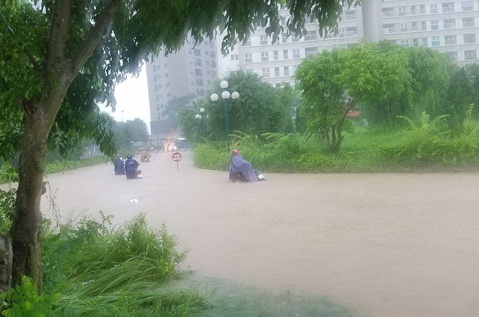 Hà Nội: Ô tô, xe máy "chết đứng" nhìn nước ngập - 4
Có đoạn nước ngập sâu lên tới yên xe máy.