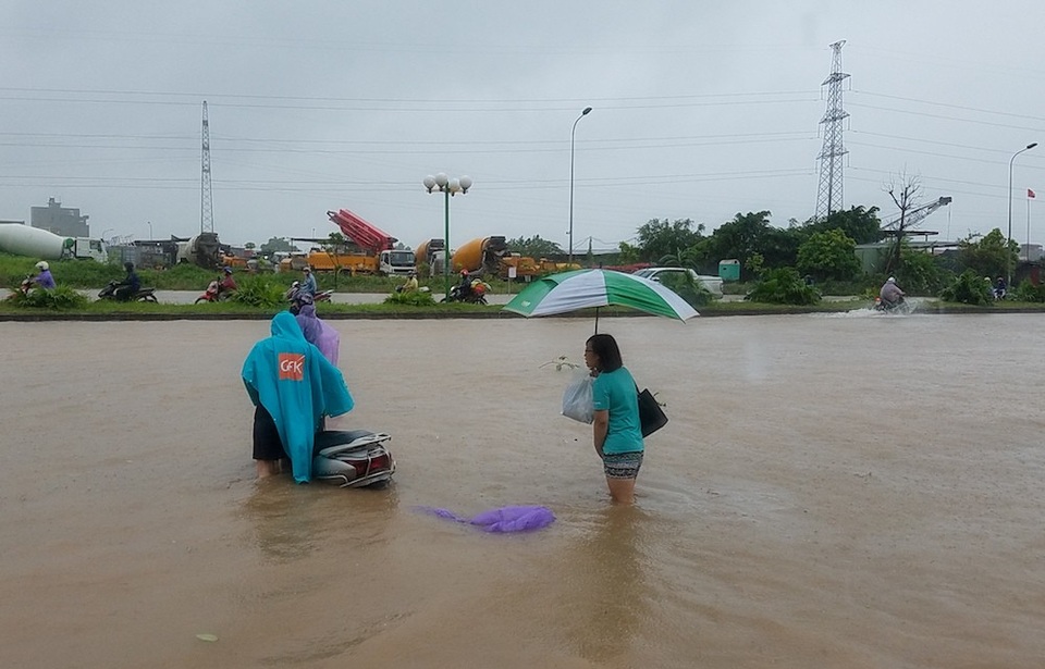 Hà Nội: Ô tô, xe máy "chết đứng" nhìn nước ngập - 6
Nhiều người định dắt xe qua điểm ngập nhưng cũng không thành công.