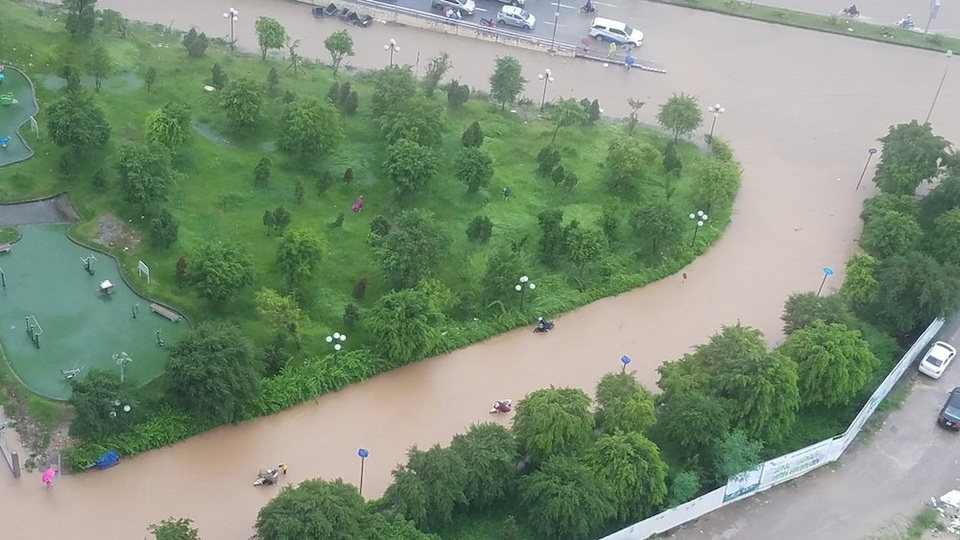 Hà Nội: Ô tô, xe máy "chết đứng" nhìn nước ngập - 3
Nhiều người cố tình vượt qua chỗ ngập khiến xe chết máy.