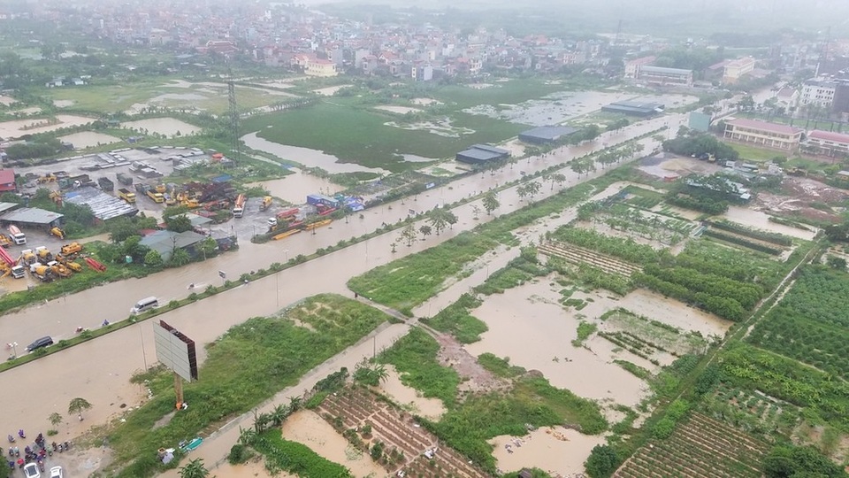 Hà Nội: Ô tô, xe máy "chết đứng" nhìn nước ngập - 1
Sau cơn mưa đêm qua, đường Tố Hữu đoạn đi qua phường Yên Nghĩa (Hà Đông, Hà Nội) ngập sâu trong nước.