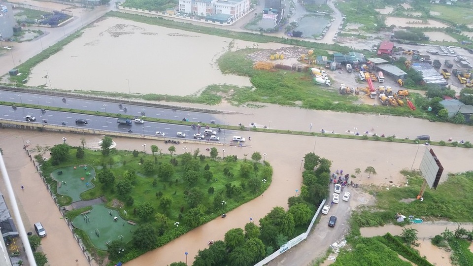 Hà Nội: Ô tô, xe máy "chết đứng" nhìn nước ngập - 2
Nước ngập trong một khu vực khá rộng lớn, bao vây lối vào một khu chung cư gần đường Tố Hữu khiến nhiều cư dân ở đây không thể đi lại.