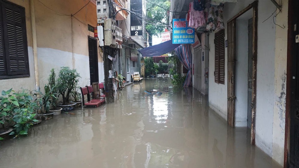 Hà Nội: Khốn đốn qua dòng nước trước cổng Bệnh viện K Tân Triều - 9 Hà Nội: Khốn đốn qua dòng nước trước cổng Bệnh viện K Tân Triều - 9