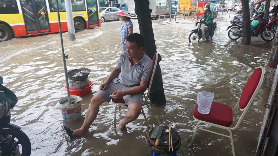 Hà Nội: Khốn đốn qua dòng nước trước cổng Bệnh viện K Tân Triều - 8 Một quán ăn ven đường 70 nước tràn cả vào trong quán khiến công việc kinh doanh bị ảnh hưởng.