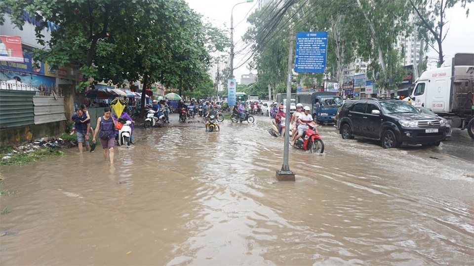 Hà Nội: Khốn đốn qua dòng nước trước cổng Bệnh viện K Tân Triều - 2 Hà Nội: Khốn đốn qua dòng nước trước cổng Bệnh viện K Tân Triều - 2