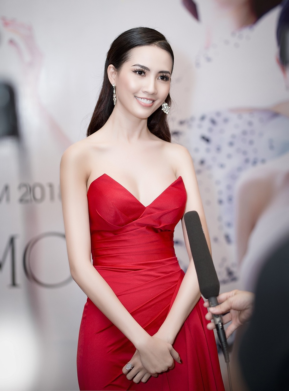 Phan Thị Mơ mang hình ảnh miền Tây sông nước đến cuộc thi Hoa hậu đại sứ du lịch thế giới 2018 - 5 Phan Thị Mơ chia sẻ: “Cách đây 7 năm (năm 2011) khi Mơ tham dự cuộc thi Hoa hậu Trái đất, lúc đó Mơ còn quá trẻ và non nớt, kinh nghiệm cũng như hiểu biết của mình không nhiều. Còn ở thời điểm hiện tại, Mơ hoàn toàn tự tin về vẻ đẹp cơ thể mình, hơn nữa kinh nghiệm và lượng kiến thức của mình ngày càng sâu rộng thì chẳng có lý do gì Mơ lại không dự thi Quốc tế một lần nữa”.