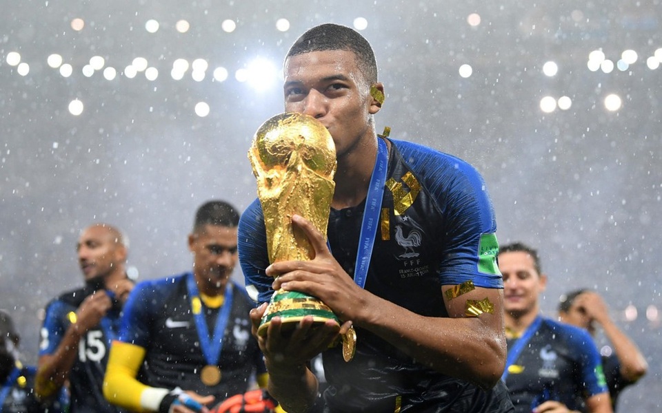 Huấn luyện viên Deschamps: “Mbappe đã tiến xa hơn Henry” - 1 Mbappe vô địch World Cup cùng ĐT Pháp khi mới chỉ 19 tuổi