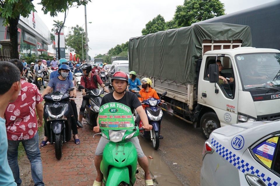 
15h chiều 21/7, đường gom Đại Lộ Thăng Long đoạn cắt qua Thiên Đường Bảo Sơn tắc nghẽn dài hàng cây số do nước vẫn ngập sâu.
