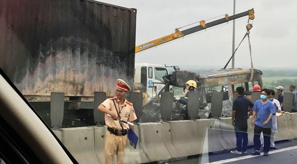 Xe khách bốc cháy ngùn ngụt, 2 người trên xe tử vong - 9 Xe khách bốc cháy ngùn ngụt, 2 người trên xe tử vong - 9
