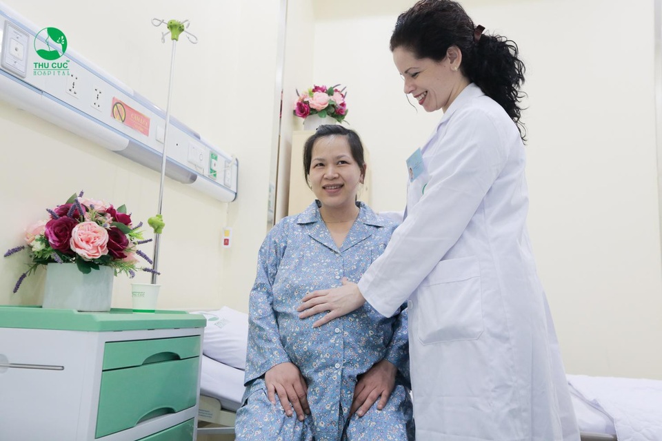 Khoảnh khắc vượt cạn của bà mẹ Việt khiến hàng triệu người xúc động - 2 Luôn được bác sĩ động viên và hỏi thăm về tình trạng sức khỏe, chị Trang cảm thấy hoàn toàn yên tâm và hài lòng