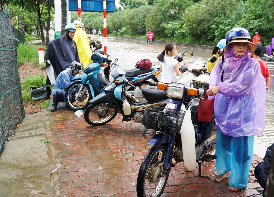 
Rất nhiều xe bị chết máy khi đi qua đoạn đường ngập nước. Dịch vụ sửa xe hoạt động hết công suất, giá sửa bugi dao động từ 50.000 – 70.000 đồng/xe.
