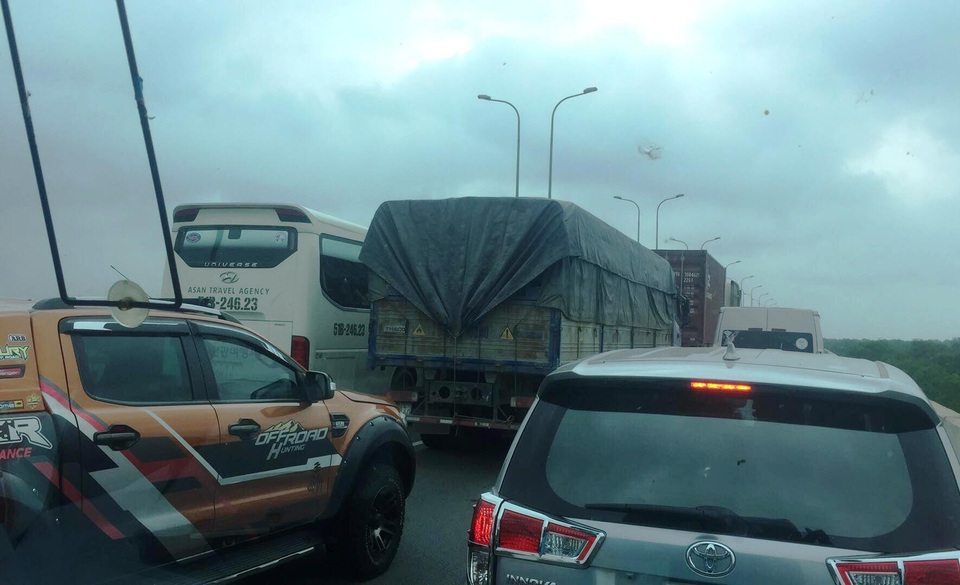Xe khách bốc cháy ngùn ngụt, 2 người trên xe tử vong - 10 Giao thông trên đường cao tốc, hướng từ các tỉnh về TPHCM tê liệt hoàn toàn suốt hơn 5 tiếng đồng hồ do vụ tai nạn.