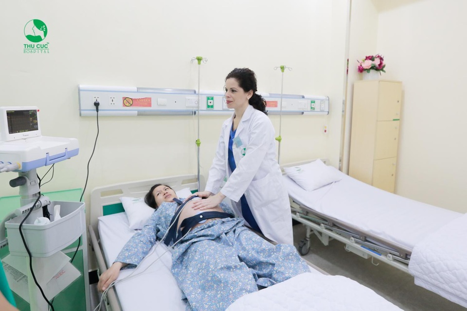 Khoảnh khắc vượt cạn của bà mẹ Việt khiến hàng triệu người xúc động - 3 Khi những cơn co xuất hiện nhiều, chị Trang biết rằng mình sắp bước vào giai đoạn khó khăn hơn, mọi sự lo lắng và hồi hộp dường như bắt đầu dồn nén lại. Chị chia sẻ: “Thực sự lúc ấy vừa đau lại vừa sợ nhưng cũng may mắn là bác sĩ Lisa và các y tá luôn động viên nên cũng bớt được phần nào lo lắng.”