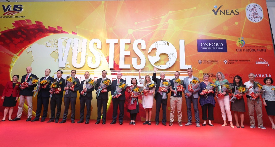 2.725 giáo viên Anh ngữ cập nhật xu hướng giáo dục mới tại VUS TESOL 2018 - 3
17 diễn giả của VUS TESOL 2018 nhận hoa và quà từ đại diện VUS và bà Vũ Thị Tú Anh.
