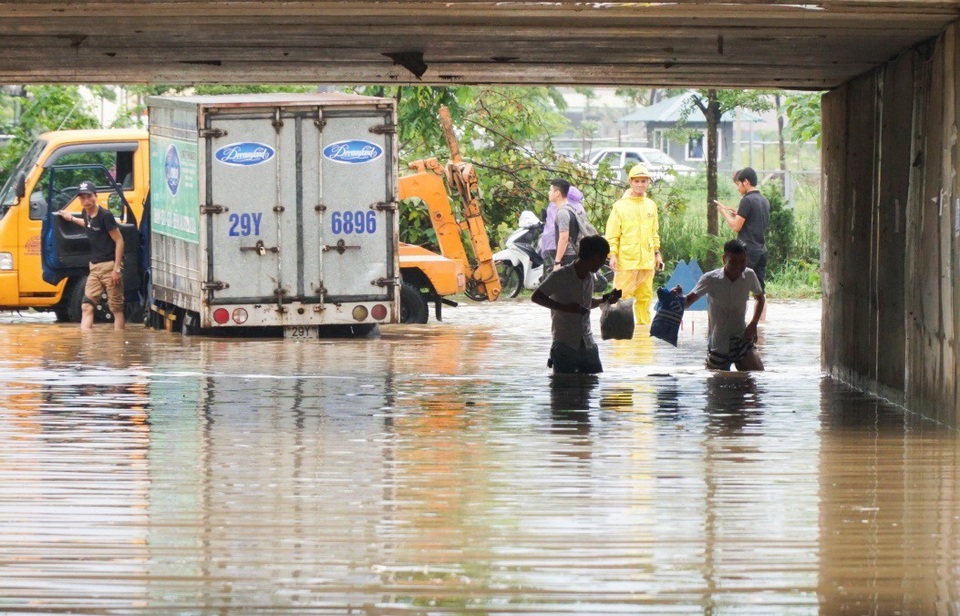 
Nhiều ô tô gầm thấp cũng chung tình trạng chết máy do ngập nước và phải gọi cứu hộ.
