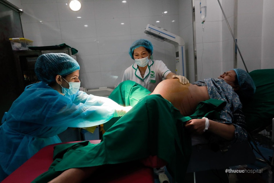 Khoảnh khắc vượt cạn của bà mẹ Việt khiến hàng triệu người xúc động - 6 Không chỉ chị Trang mà tất cả phụ nữ khi xem hình ảnh này đều cảm thấy “nhói” lòng đúng không nào? Làm mẹ là điều thiêng liêng nhưng đồng hành với nó là sự hy sinh, lòng dũng cảm và sức mạnh phi thường. Toàn bộ ekip đỡ đẻ cho chị Trang không ngừng động viên và hướng dẫn cách rặn cũng như hít thở đúng cách để bé Thùy Chi chào đời nhanh chóng hơn.