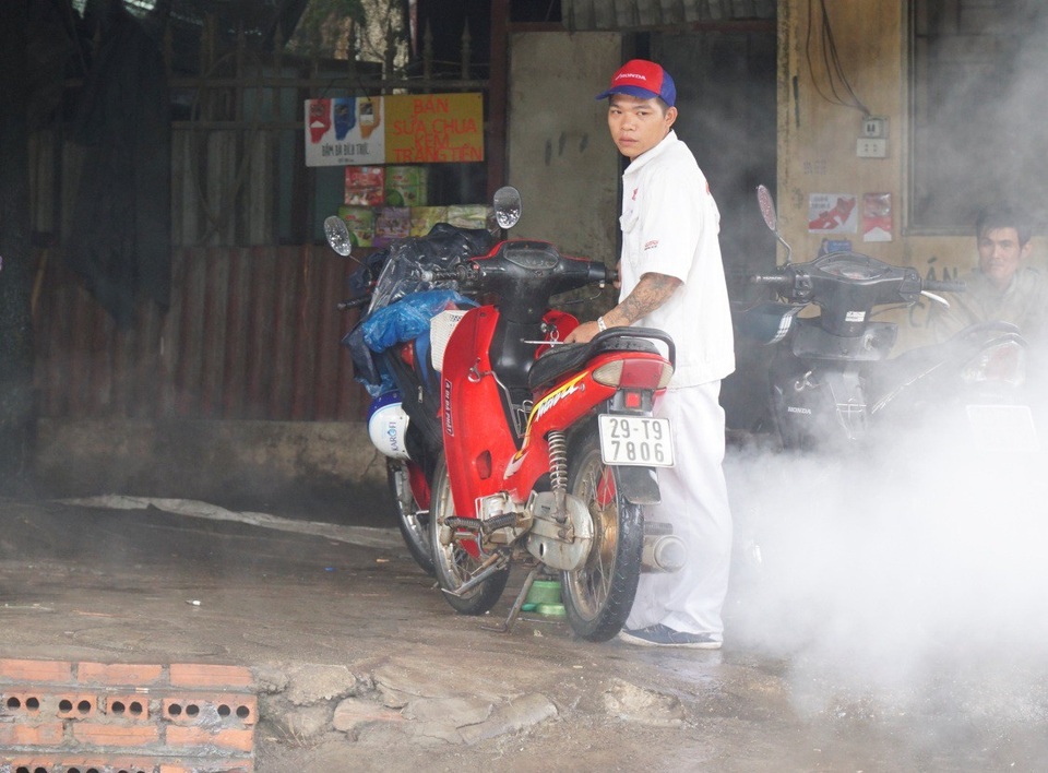 
Để xử lý xe chết máy do ngập nước phải xả toàn bộ dầu trong khoang máy, làm sạch và thay dầu mới.
