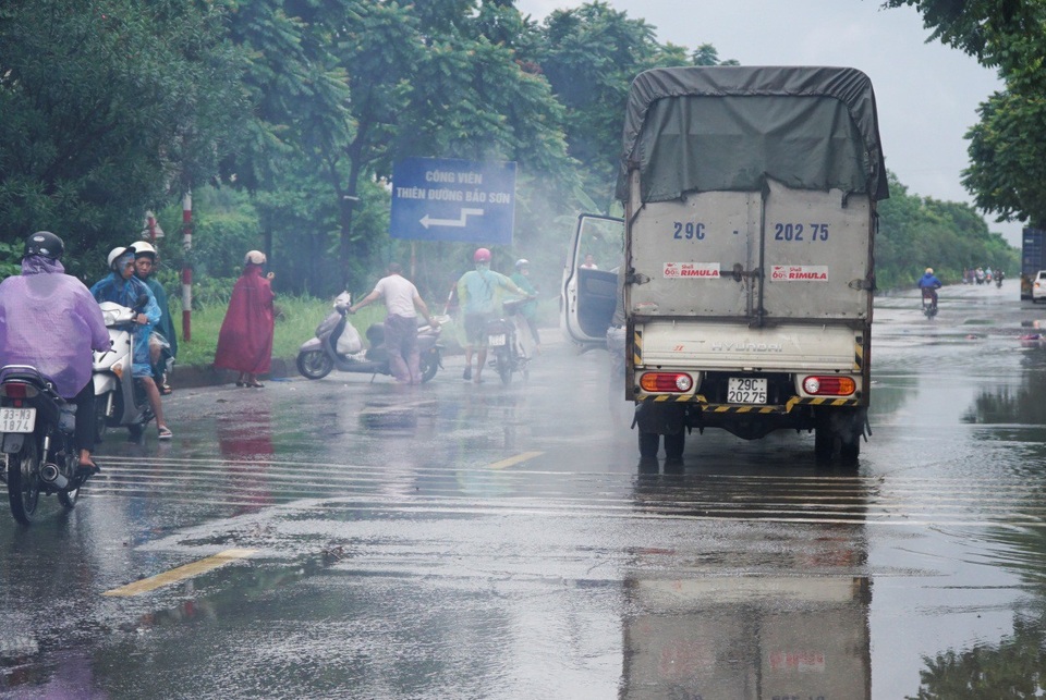 
Ô tô nhả khói khét lẹt, chết máy giữa đường khi đi qua đoạn ngập úng
