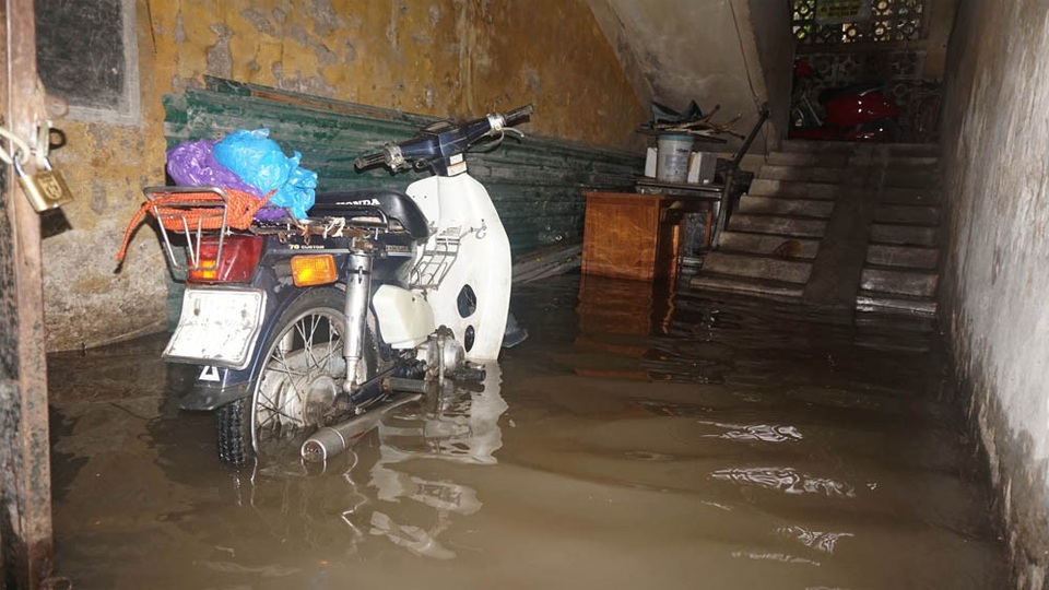 Hà Nội: Khốn đốn qua dòng nước trước cổng Bệnh viện K Tân Triều - 13 Hà Nội: Khốn đốn qua dòng nước trước cổng Bệnh viện K Tân Triều - 13