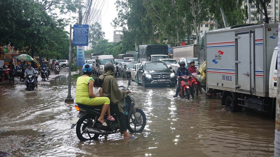 Hà Nội: Khốn đốn qua dòng nước trước cổng Bệnh viện K Tân Triều - 4 Hà Nội: Khốn đốn qua dòng nước trước cổng Bệnh viện K Tân Triều - 4
