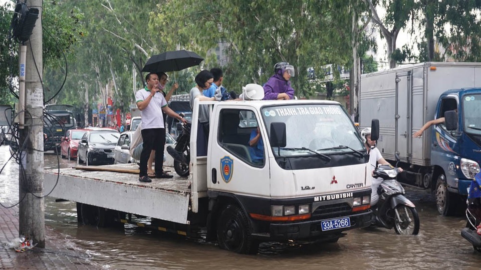 Hà Nội: Khốn đốn qua dòng nước trước cổng Bệnh viện K Tân Triều - 16 Xe của lực lượng thanh tra giao thông ngoài làm nhiệm vụ chuyên môn còn cho người dân đi nhờ qua chỗ ngập sâu.