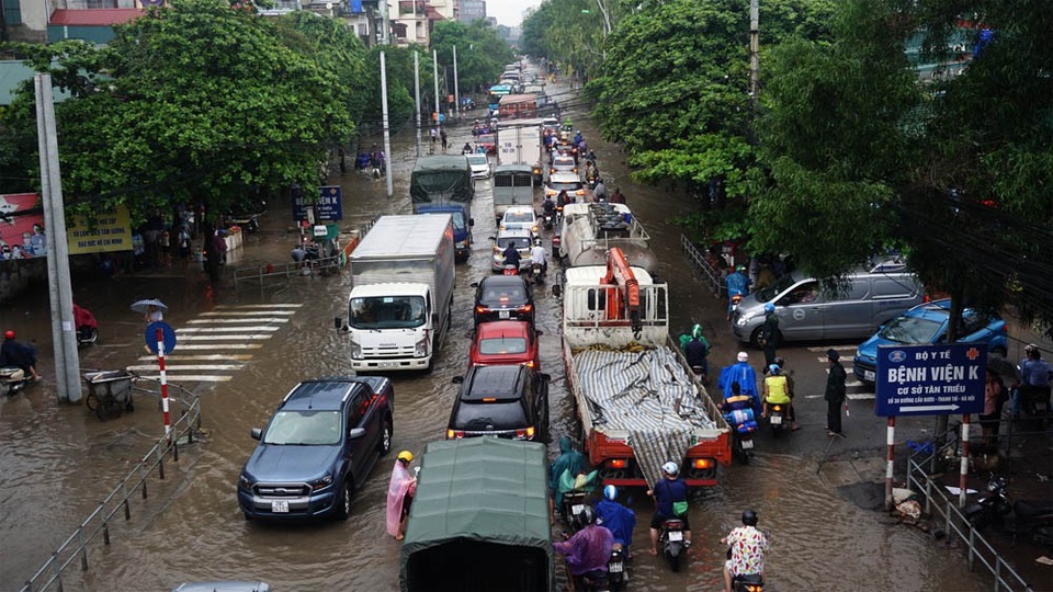 Hà Nội: Khốn đốn qua dòng nước trước cổng Bệnh viện K Tân Triều - 6 Đường 70 ngập nước khiến giao thông ùn tắc kéo dài.