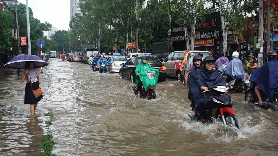 Hà Nội: Khốn đốn qua dòng nước trước cổng Bệnh viện K Tân Triều - 3 Hà Nội: Khốn đốn qua dòng nước trước cổng Bệnh viện K Tân Triều - 3