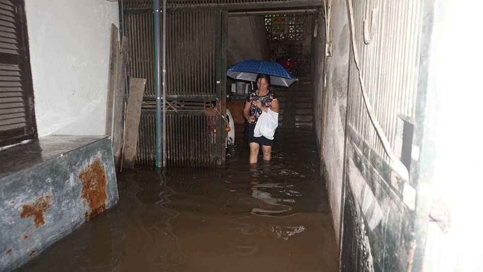 Hà Nội: Khốn đốn qua dòng nước trước cổng Bệnh viện K Tân Triều - 11 Hà Nội: Khốn đốn qua dòng nước trước cổng Bệnh viện K Tân Triều - 11