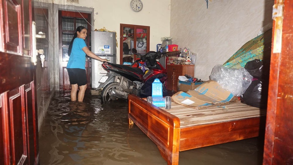 Hà Nội: Khốn đốn qua dòng nước trước cổng Bệnh viện K Tân Triều - 15 Người phụ nữ này ngao ngán nhìn nước tràn vào nhà mình.