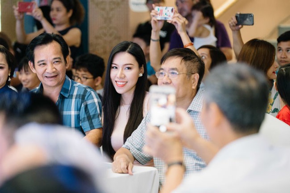 Hoa hậu Trúc Vũ vẫn đẹp rạng ngời sau 10 năm đăng quang - 4 Với kinh nghiệm của mình, Hoa hậu Trúc Vũ thường xuyên được mời vào vị trí “cầm cân nảy mực” ở các cuộc thi nhan sắc.