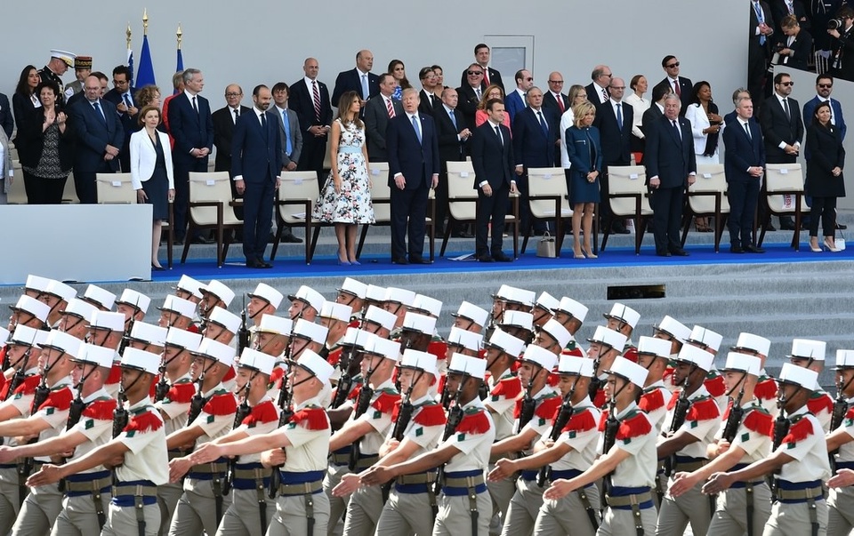 Hé lộ quy mô lễ duyệt binh hoành tráng của Tổng thống Trump - 1 Tổng thống Donald Trump và Đệ nhất phu nhân Melania dự lễ duyệt binh mừng Quốc khánh Pháp ở thủ đô Paris năm 2017 (Ảnh: AFP)