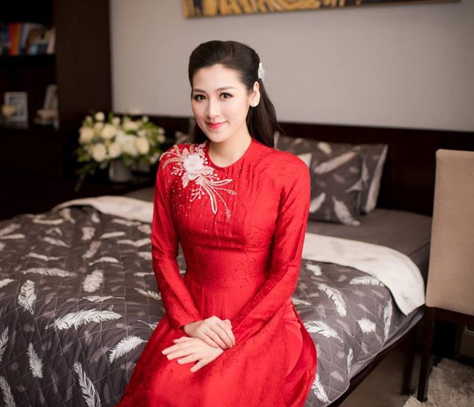 Á hậu Tú Anh xúc động trong lễ vu quy ngày Hà Nội mưa ngập - 6 Cô làm tóc đơn giản để tôn lên vẻ đẹp dịu dàng.