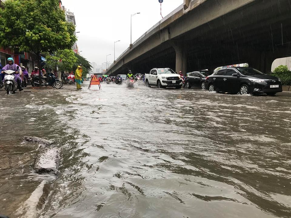 
Đường Nguyễn Xiển ngập nặng từ sáng sớm. (Ảnh: Quang Phong).
