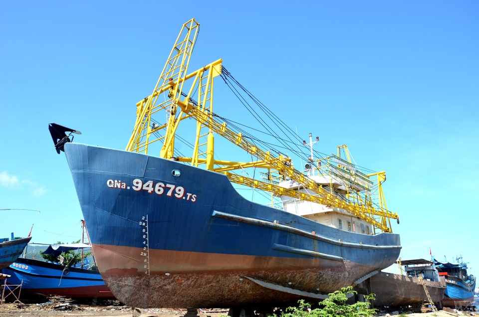 Vụ tàu vỏ thép nằm bờ: Kháng nghị giám đốc thẩm, xét xử sơ thẩm - 1 Chiếc tàu vỏ thép của ông Liên nằm bờ 2 năm nay. Đến nay vụ việc vẫn chưa có hồi kết