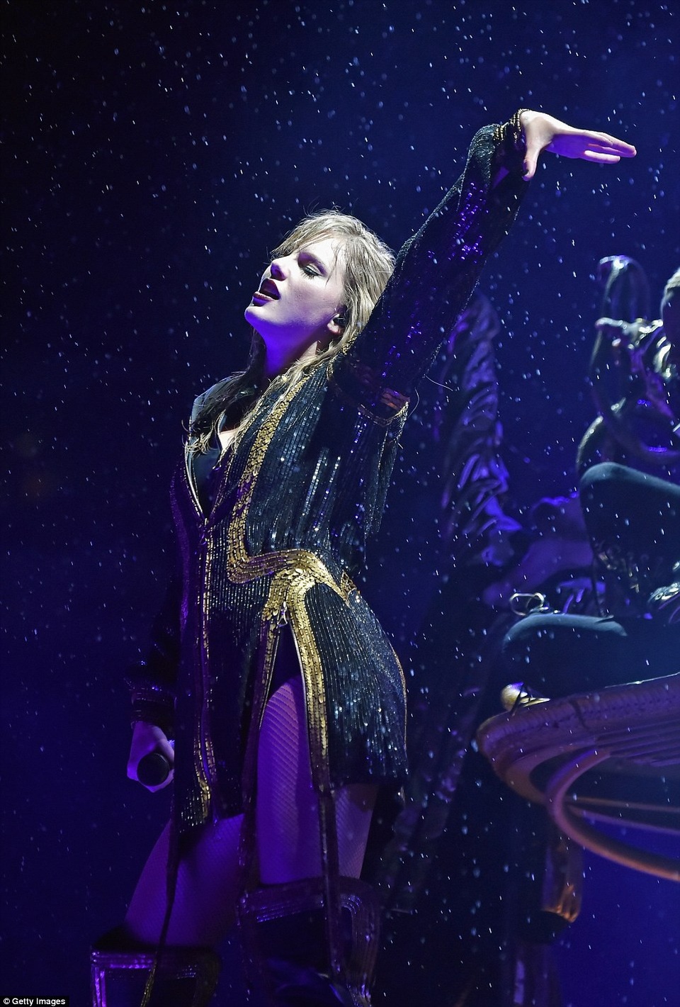 Taylor Swift “dầm mưa” suốt hai tiếng trong liveshow - 10 Như thường lệ, Taylor Swift vẫn xinh đẹp trong mọi hoàn cảnh và cô thậm chí còn không gặp phải bất cứ cú loạng choạng nào khi biểu diễn dưới mưa.