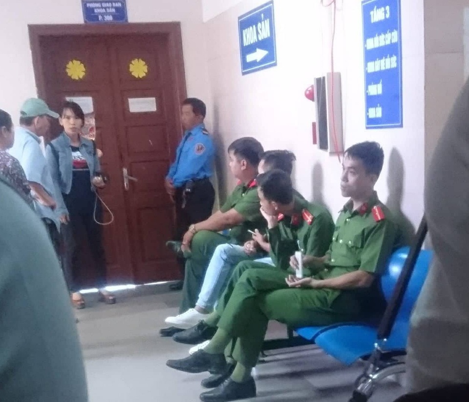 Hà Nội: Nghi vấn bệnh viện chậm mổ đẻ khiến thai nhi chết trong bụng mẹ - 2
Lực lượng công an phường Định Công được điều tới đảm bảo an ninh trật tự tại bệnh viện.