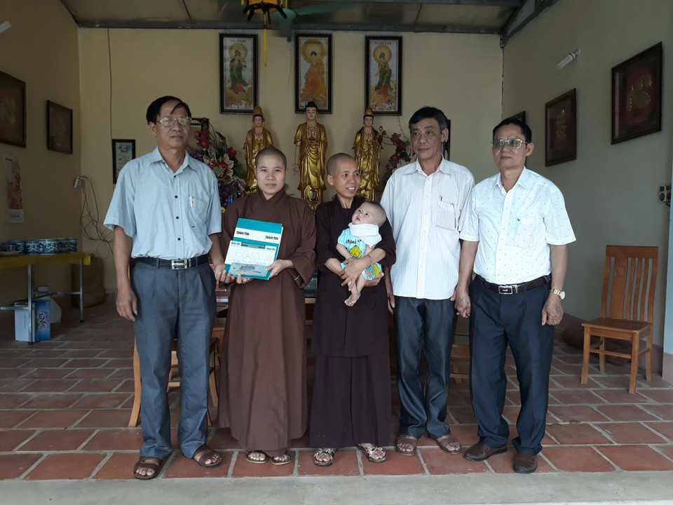 Bạn đọc giúp bé bị bỏ rơi mang nhiều bệnh tật hơn 60 triệu đồng - 2 Chính quyền địa phương xã Đồng Thắng trao tiền bạn đọc đến bé An Khánh.