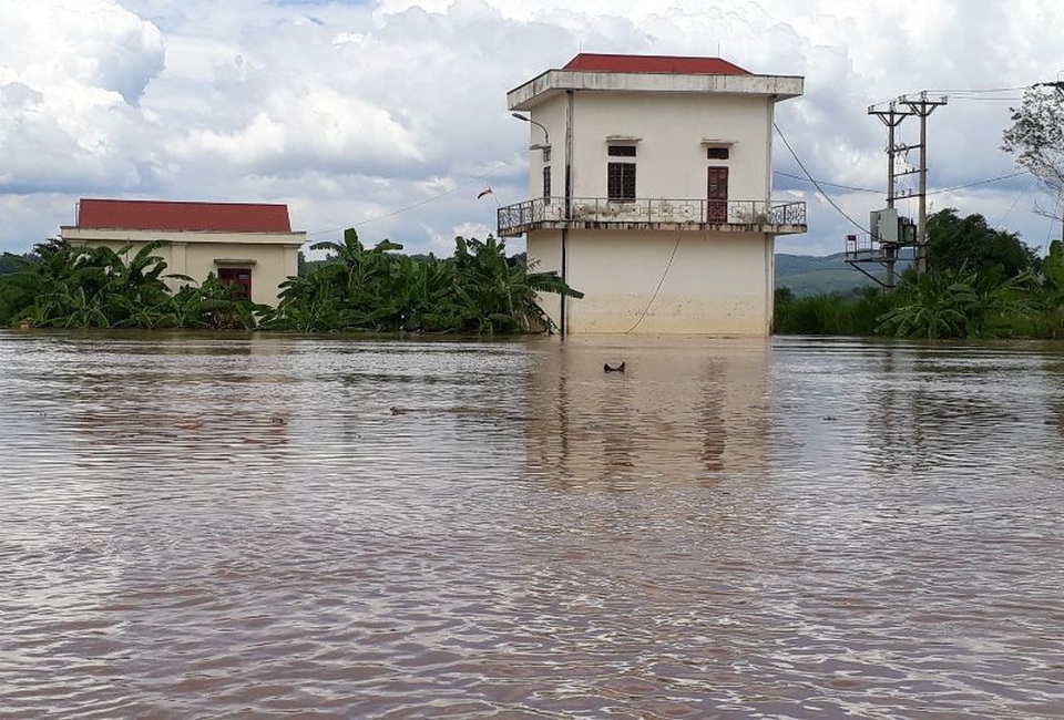 Nước dâng cao gần nóc nhà, hàng trăm gia đình nháo nhào chạy lũ - 9 Trong đêm ngày 21/7, khi người dân đang chuẩn bị đi ngủ thì nước lũ dâng lên nhanh. Trước tình hình đó, người dân đã phải nhanh chóng di chuyển đồ đạc đến vị trí cao hơn, cũng như sơ tán tài sản đến nơi an toàn