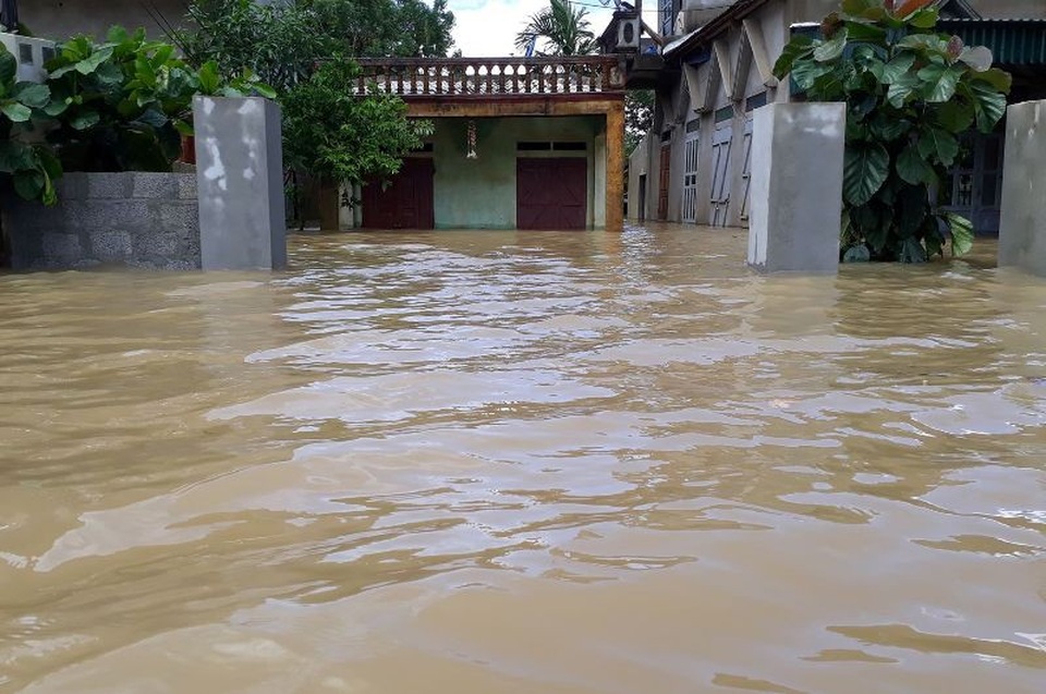 Nước dâng cao gần nóc nhà, hàng trăm gia đình nháo nhào chạy lũ - 7 Những ngày qua, trên địa bàn mưa lớn dẫn đến nước đầu nguồn trên sông Bưởi dâng cao, gây ngập lụt tại nhiều địa phương