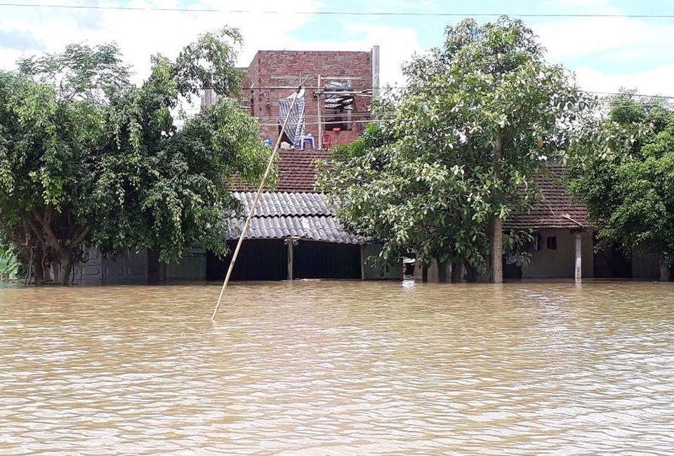 Nước dâng cao gần nóc nhà, hàng trăm gia đình nháo nhào chạy lũ - 8 Nhiều nhà dân đã bị nhấn chìm, có những nơi nước lụt ngập đến nửa nhà