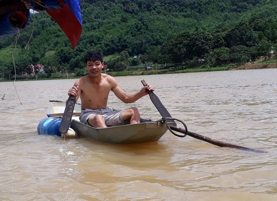 Nước dâng cao gần nóc nhà, hàng trăm gia đình nháo nhào chạy lũ - 5
Do nước ngập sâu nên việc đi lại của người dân gặp rất nhiều khó khăn, người dân chủ yếu di chuyển bằng thuyền.