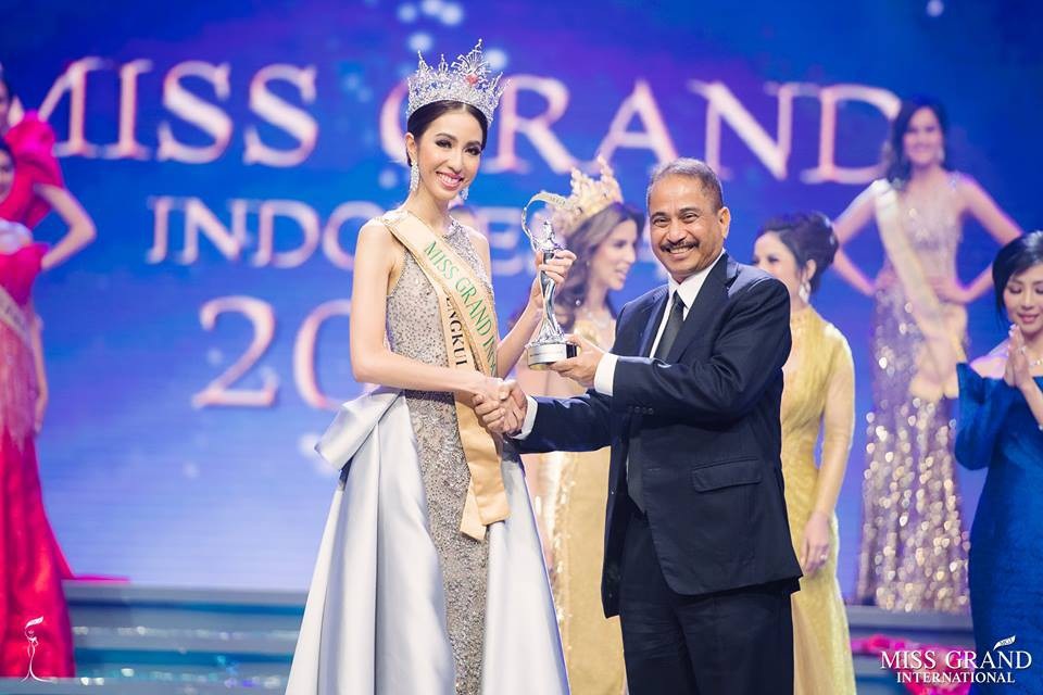 Tranh cãi về nhan sắc tân hoa hậu hòa bình Indonesia - 5
Tuy nhiên cũng có nhiều người chê cô quá gầy