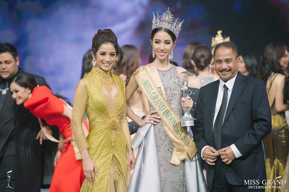 Tranh cãi về nhan sắc tân hoa hậu hòa bình Indonesia - 9
Cô đã tốt nghiệp đại học chuyên ngành luật kinh doanh và từng làm giáo viên