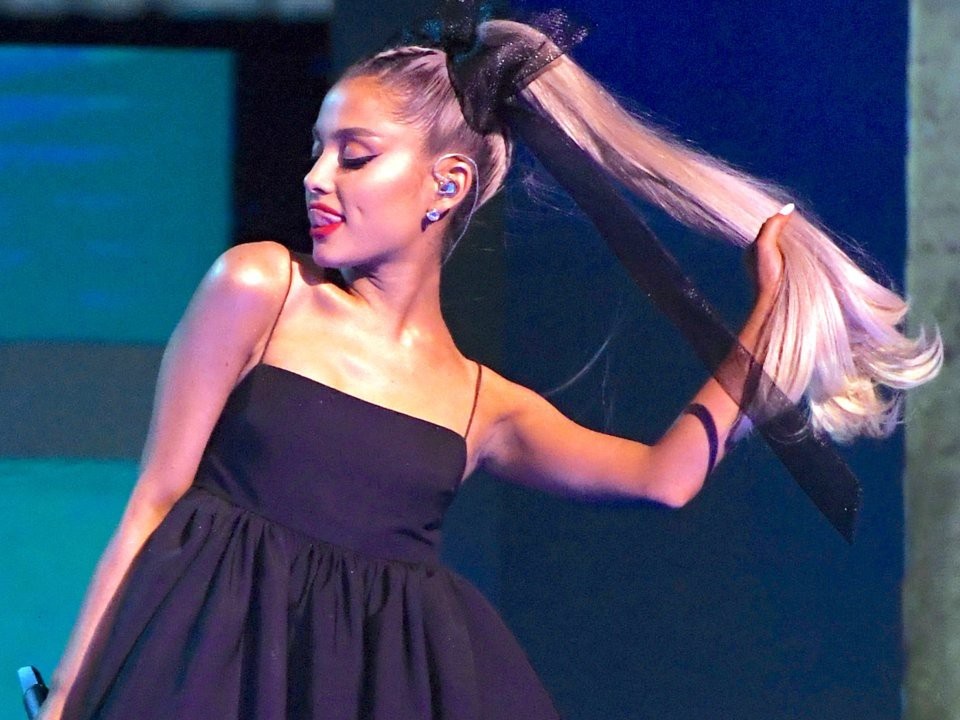 Lý do “công chúa pop” Ariana Grande luôn để tóc đuôi ngựa buộc cao - 1 Ariana Grande