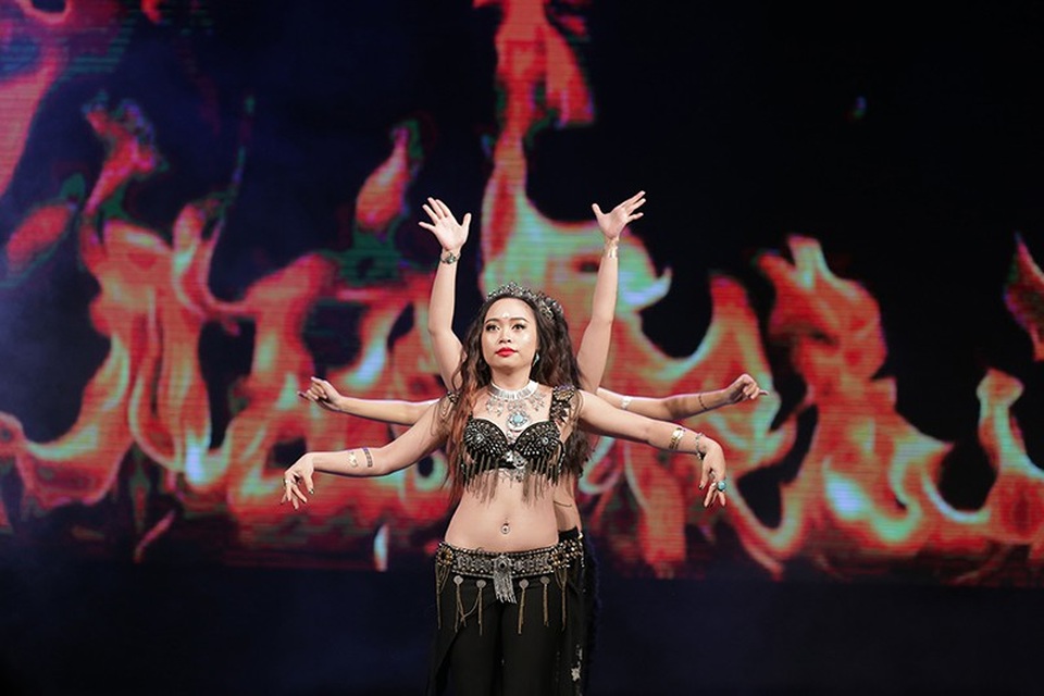Mãn nhãn với nét quyến rũ của các vũ công bellydance - 12
Những động tác kỹ thuật, nhịp nhàng trong vũ điệu tập thể và đầy nóng bỏng của các cô gái trong trang phục bắt mắt của bộ môn bellydance đã nhận được sự hưởng ứng nhiệt tình từ phía khán giả