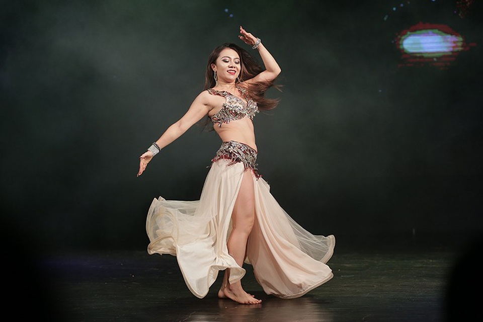 Mãn nhãn với nét quyến rũ của các vũ công bellydance - 2
Thời gian gần đây, nghệ sĩ Đỗ Hồng Hạnh lùi về vị trí huấn luyện, tổ chức giải đấu để tạo sân chơi cho các vũ công thế hệ sau