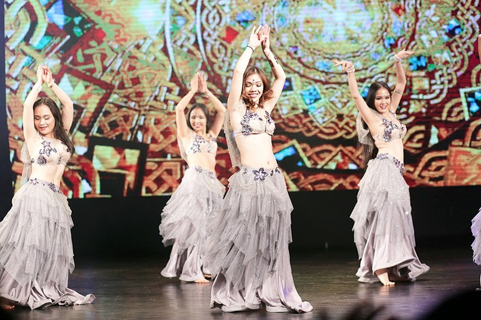 Mãn nhãn với nét quyến rũ của các vũ công bellydance - 3
Mỗi động tác lắc tay, chân, hông, bụng... của các vũ công khiến khản giả không thể rời mắt.