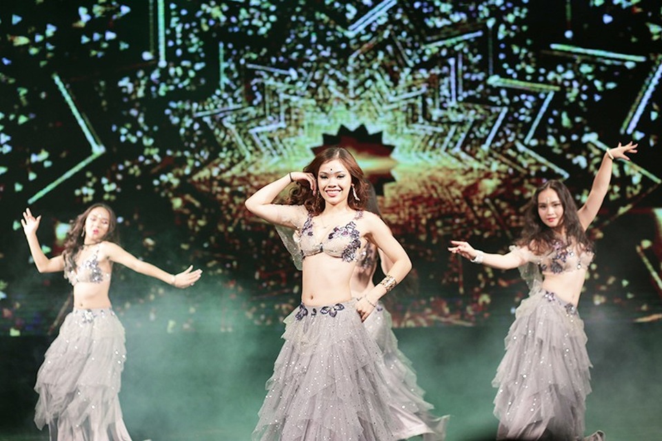 Mãn nhãn với nét quyến rũ của các vũ công bellydance - 4
Trong trang phục khoe trọn cơ thể gợi cảm, các vũ công khiến khán giả đắm chìm trong các điệu nhảy và nhận được nhiều lời tán thưởng