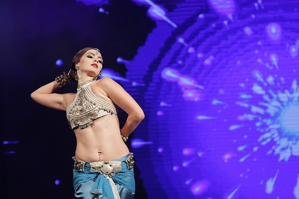 Mãn nhãn với nét quyến rũ của các vũ công bellydance - 5
Nữ bellydancer Olga Meos đến từ Kazakhstan với ngoại hình xinh đẹp ấn tượng, cùng phong cách trình diễn cá tính, kỹ thuật rất chi tiết để lại cảm xúc sâu sắc trong mắt khán giả